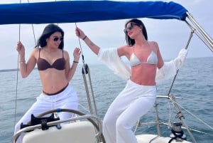 Bari: Half-Day Dolphin-Searching Sailboat Cruise with Snack