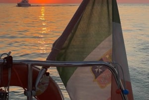Bari: Half-Day Dolphin-Searching Sailboat Cruise with Snack