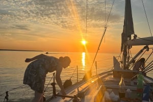 Bari: Half-Day Dolphin-Searching Sailboat Cruise with Snack