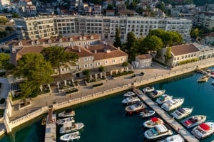 Lazure Hotel & Marina