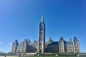 Montreal: Private Day Tour to Ottawa