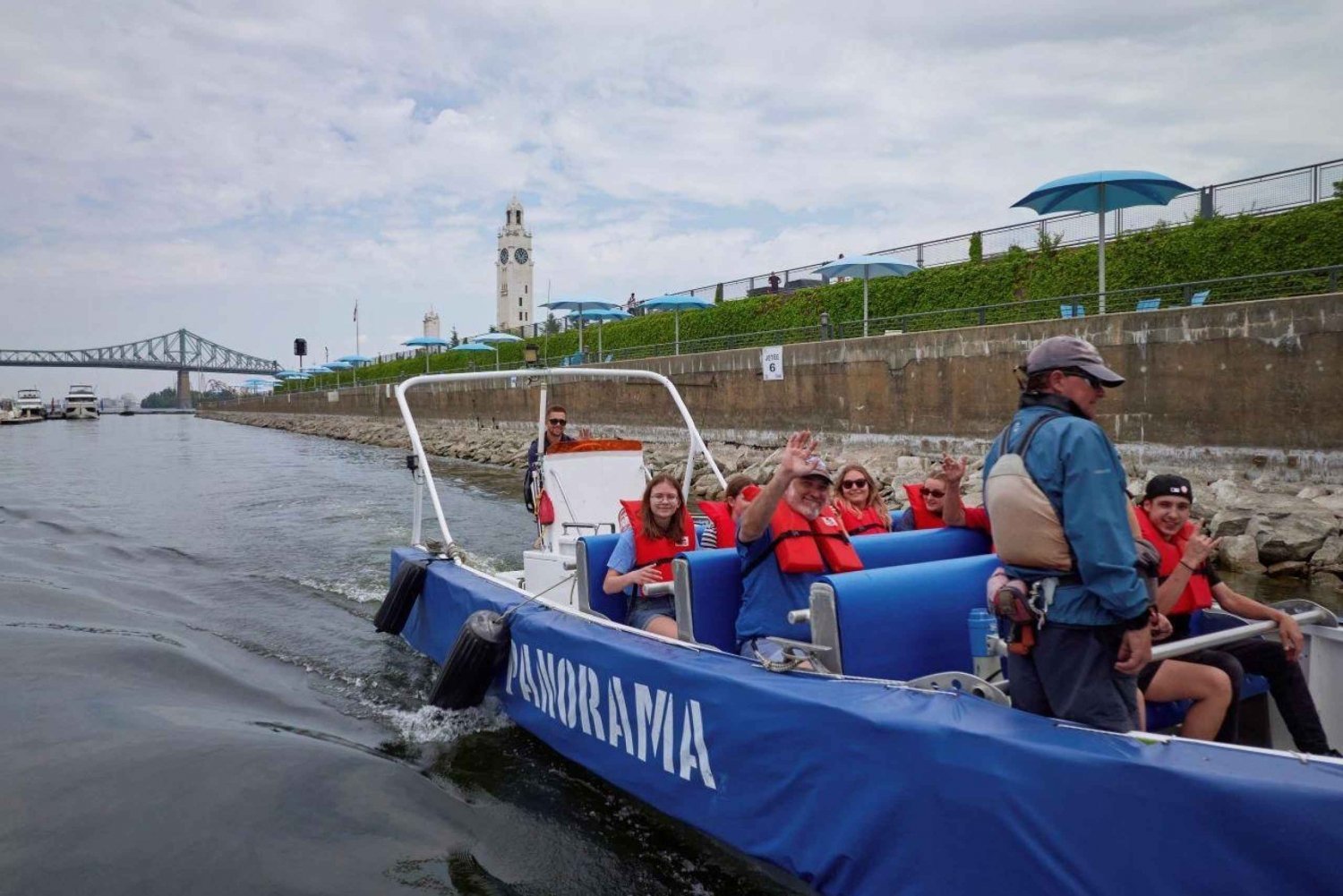 Montreal: Panorama do rio St-Lawrence em um barco a jato para passeios turísticos