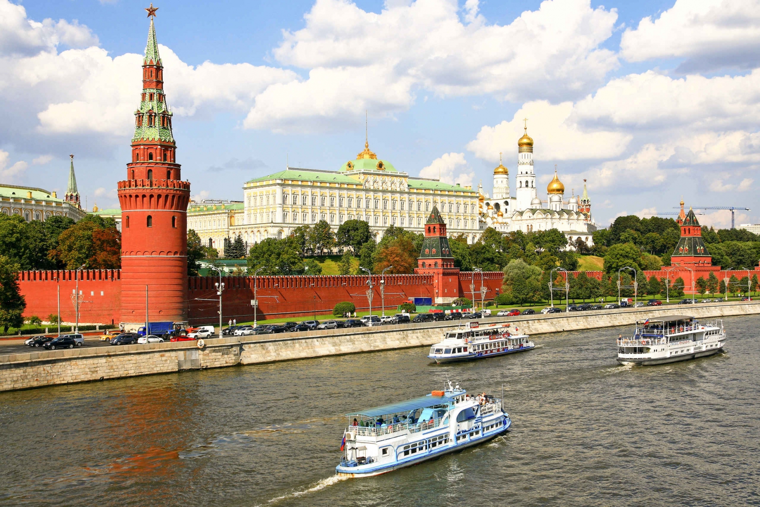 Реки москвы 2 класс. Известные реки Москвы 2 самые известные. Башни на Москве реке. Туристические места в Москве. Москва река достопримечательности.