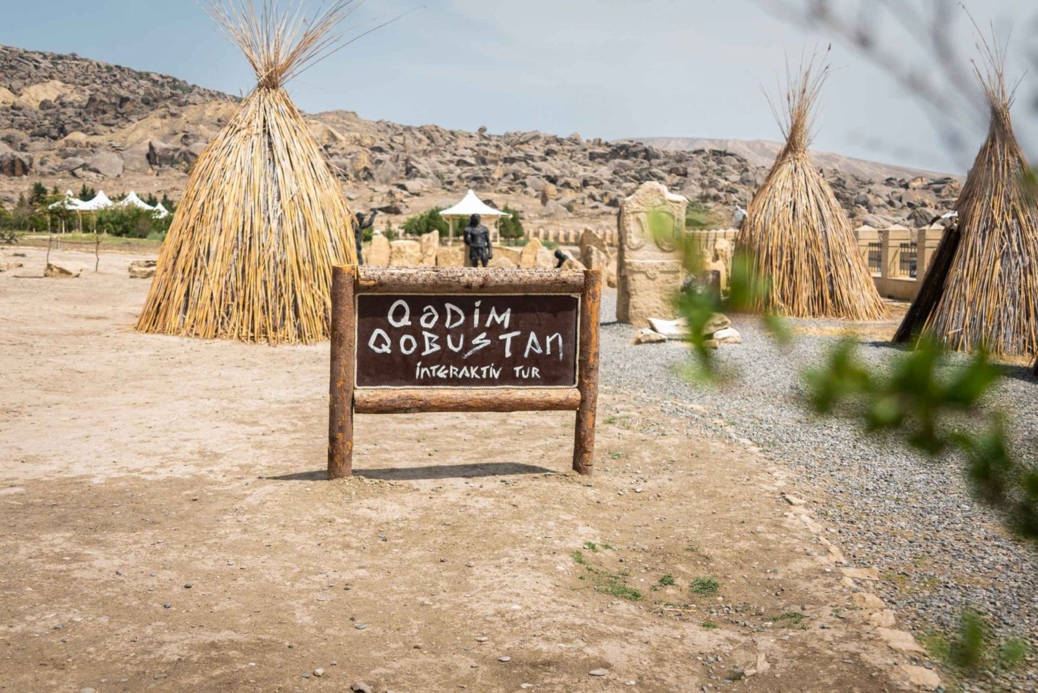 Baku: Excursão de meio dia aos vulcões Gobustan e de lama com entrada