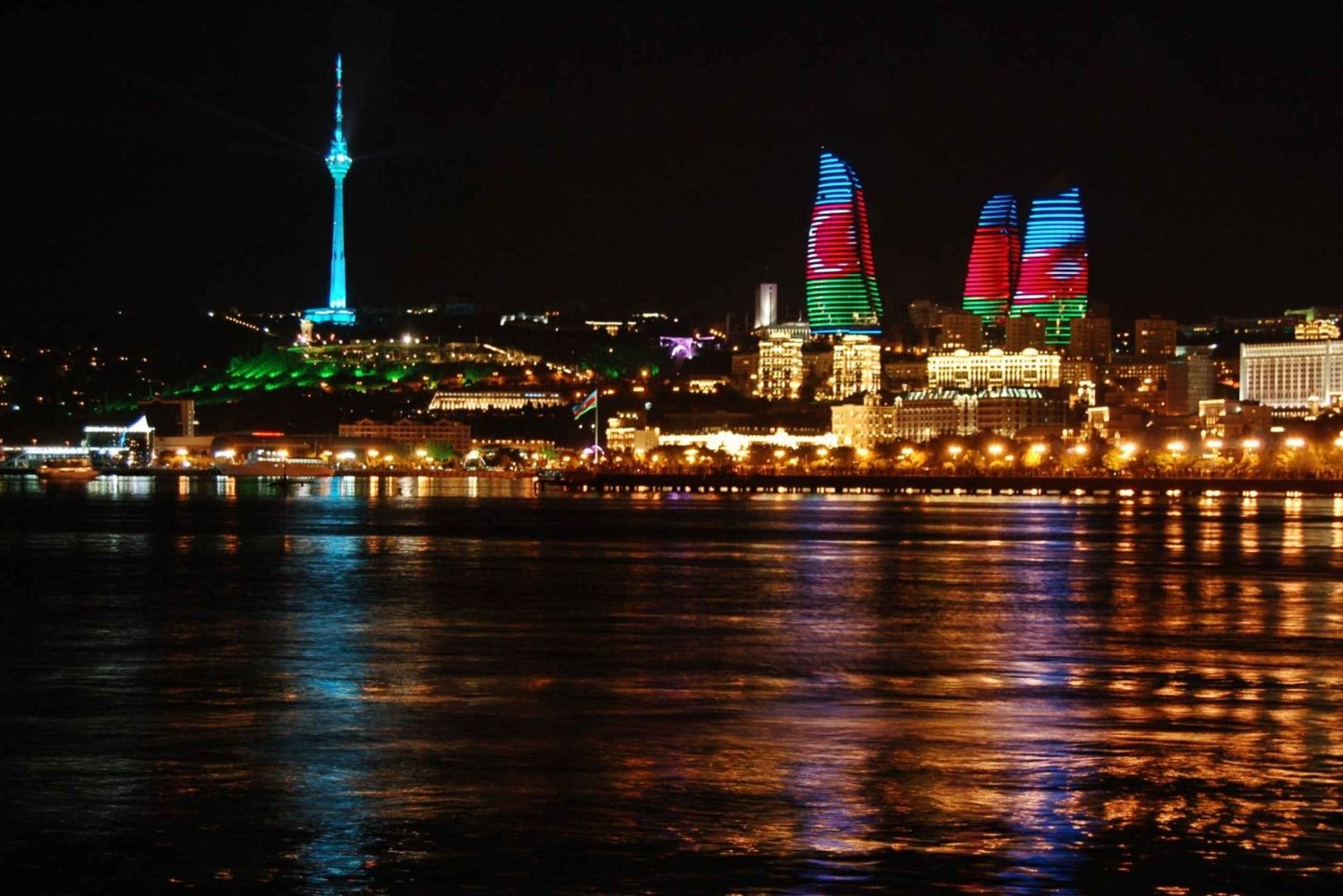 Bakun panoraamakierros yöllä