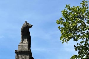 Schöne Frauen und Terrakotta-Köpfe auf Russisch