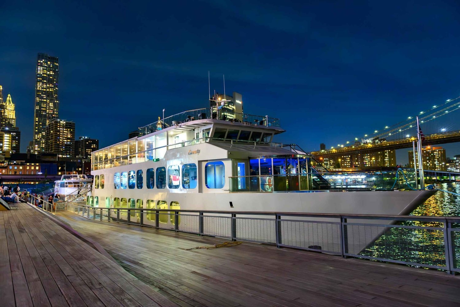 New York: Luxuriöse Silvesterfahrt mit Yacht und offener Bar