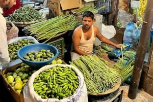 Mumbai: Dawn Walking Tour with Street Food and Pickup