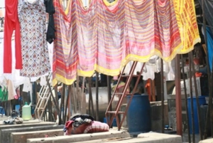 Lavandería en Dhobi Ghat y Visita a la Barriada de Dharavi con Tren Local