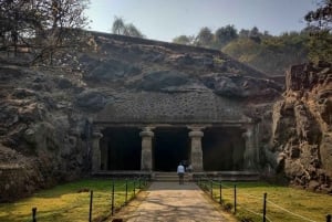 Desde el puerto: cuevas de Elefanta, pueblo y patrimonio
