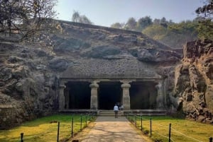 Desde el puerto: cuevas de Elefanta, pueblo y patrimonio