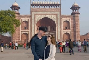 Desde Bombay: Visita nocturna al Taj Mahal con vuelo y hotel