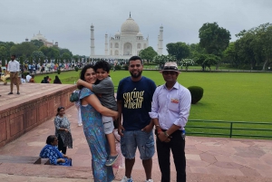 From Mumbai: Taj Mahal - Agra Tour with Entrance and Lunch