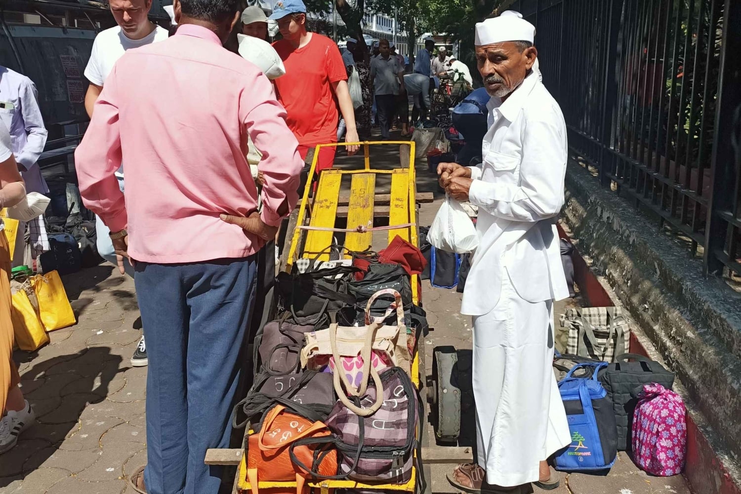 Ontmoet Dabbawala's Bezoek Dhobi Ghat en de sloppenwijk met een treinreis