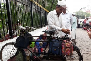 Meet Dabbawalas Käy Dhobi Ghatissa ja slummissa junamatkalla