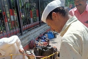 Meet Dabbawalas Käy Dhobi Ghatissa ja slummissa junamatkalla