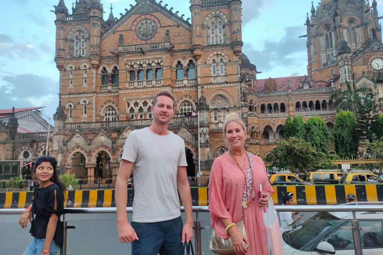 Mumbai: Best Private Nightlife Sightseeing Tour with Food