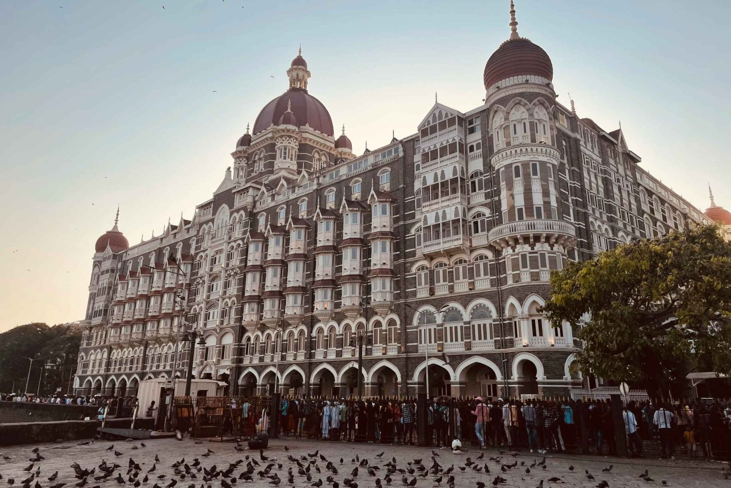 Mumbai: Colaba Walking Tour Gateway, Cathedral, Market, Cafe