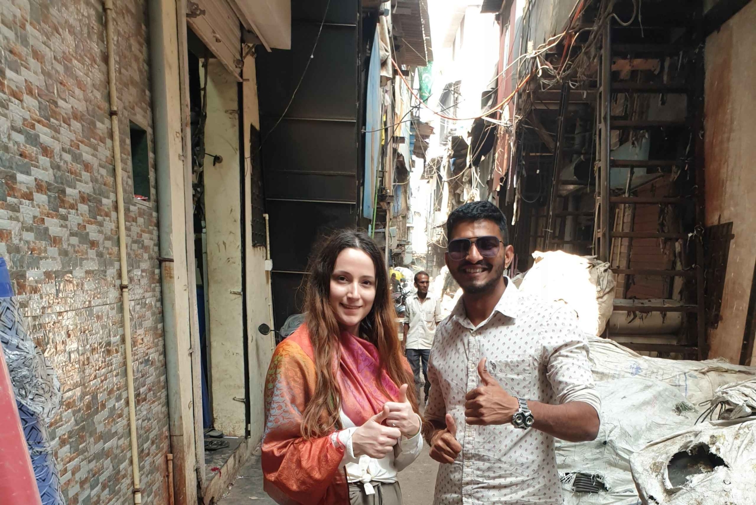 ムンバイ + ダバワラ + スラム街 + ドビガート ツアー (送迎付き)