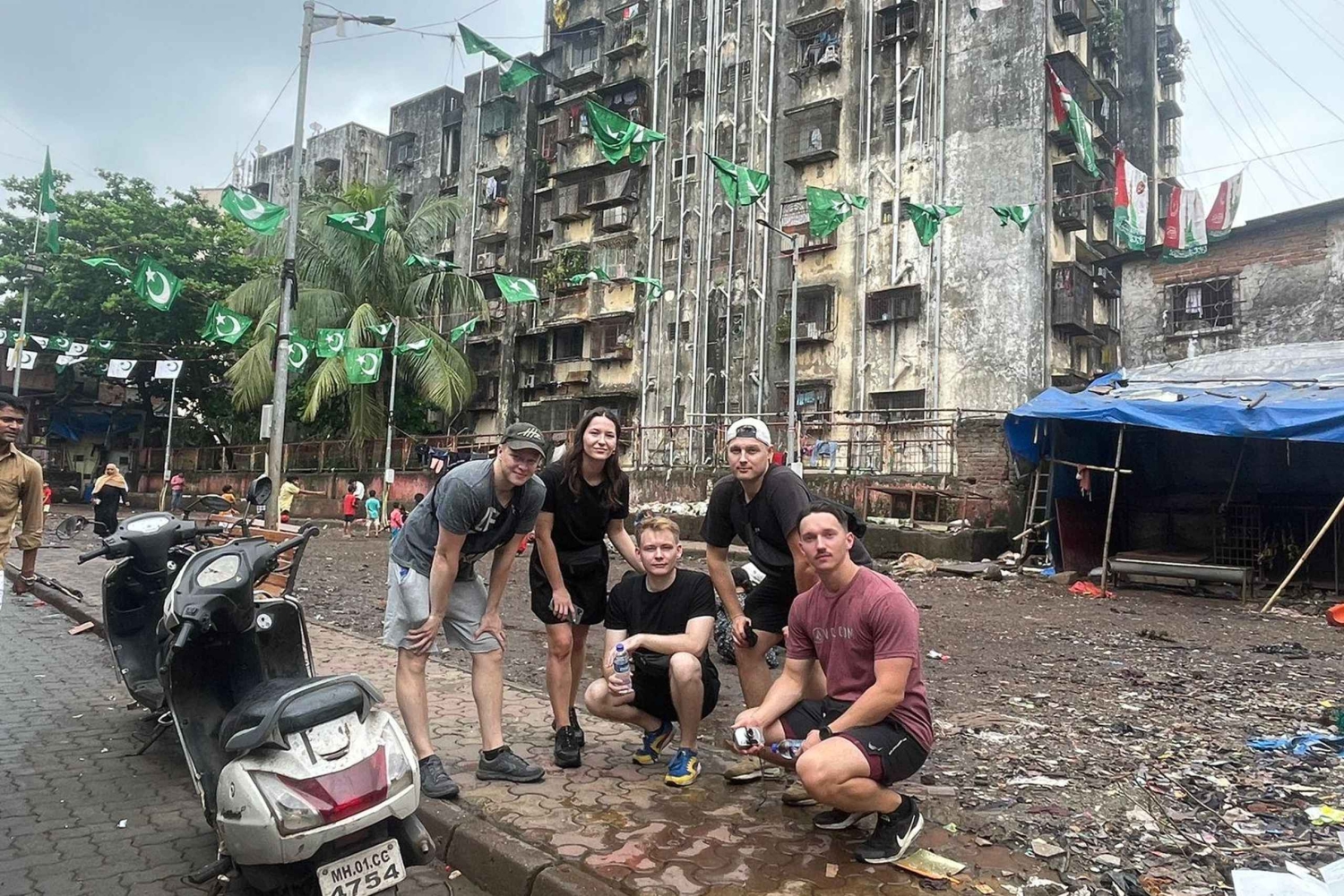 ムンバイ + ダバワラ + スラム街 + ドビガート ツアー (送迎付き)