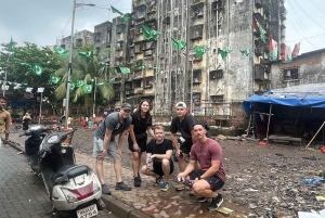 ムンバイ + ダバワラ + スラム街 + ドビガート ツアー (送迎付き)