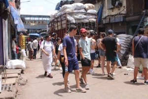 ムンバイ + ダバワラ + スラム街 + ドビガート ツアー (送迎付き)