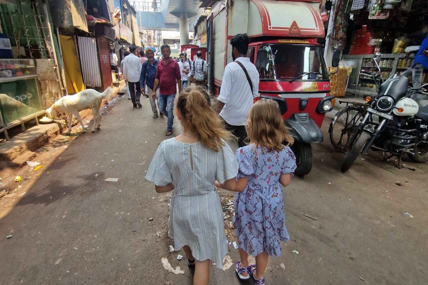 Mumbai Dharavi: Private Slum Tour with Lunch & Pottery class