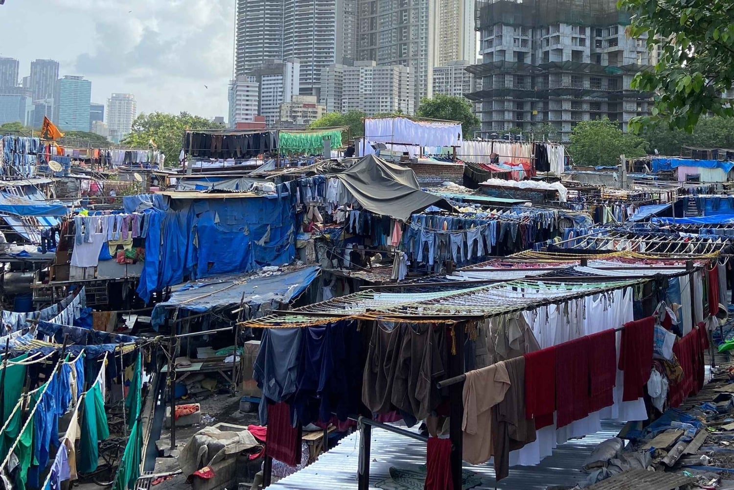 Mumbai: Dharavin slummi ja Dhobi Ghat paikallisjunalla ajellen
