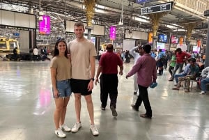 Mumbai: Dharavin slummi ja Dhobi Ghat paikallisjunalla ajellen