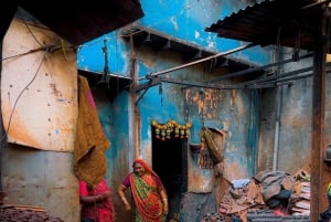 Mumbai:Dharavi Slum Tour with Local Train Ride