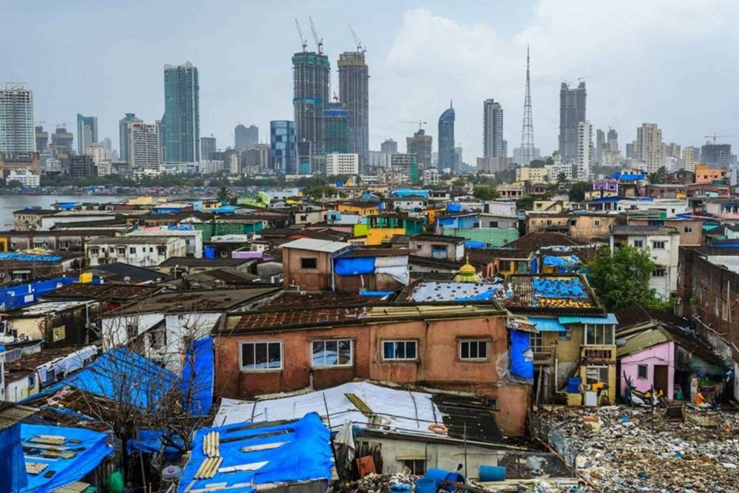 Caminhada na favela de Dharavi, em Mumbai