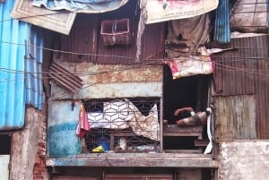 Mumbai: Dharavi Slums Tour with Lunch and Pottery Workshop