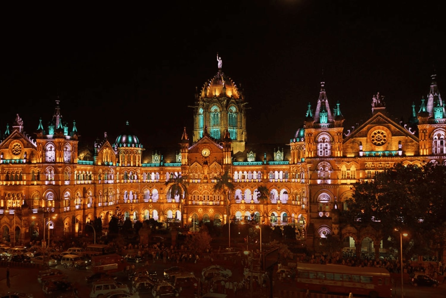 Mumbain iltainen kaupunkikierros ja illallisristeilyretki