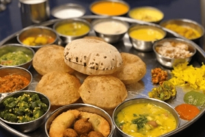 Mumbain iltainen kaupunkikierros ja illallisristeilyretki