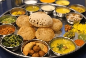 Mumbai: Stadsvandring på kvällen med middag för passagerare på guidad kryssning