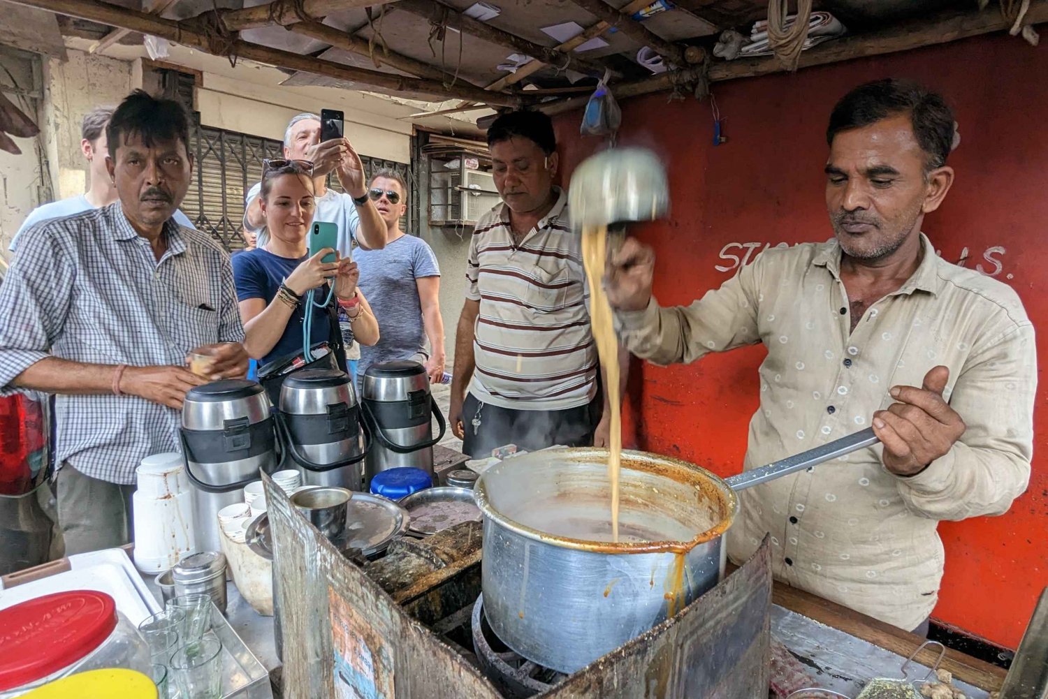 Mumbai: Discover Mumbai's street & beach with food tour