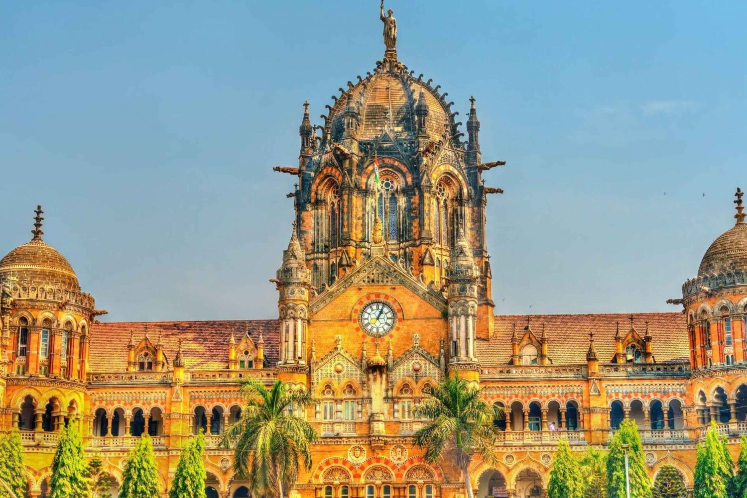 Mumbai: Local Train Ride and City Highlights Day Tour