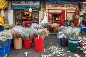 ムンバイの午前ツアー：電車に乗って市場や隠れた名所をご覧ください