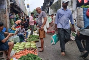 ムンバイの午前ツアー：電車に乗って市場や隠れた名所をご覧ください