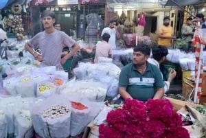 ムンバイの午前ツアー：電車に乗って市場や隠れた名所をご覧ください
