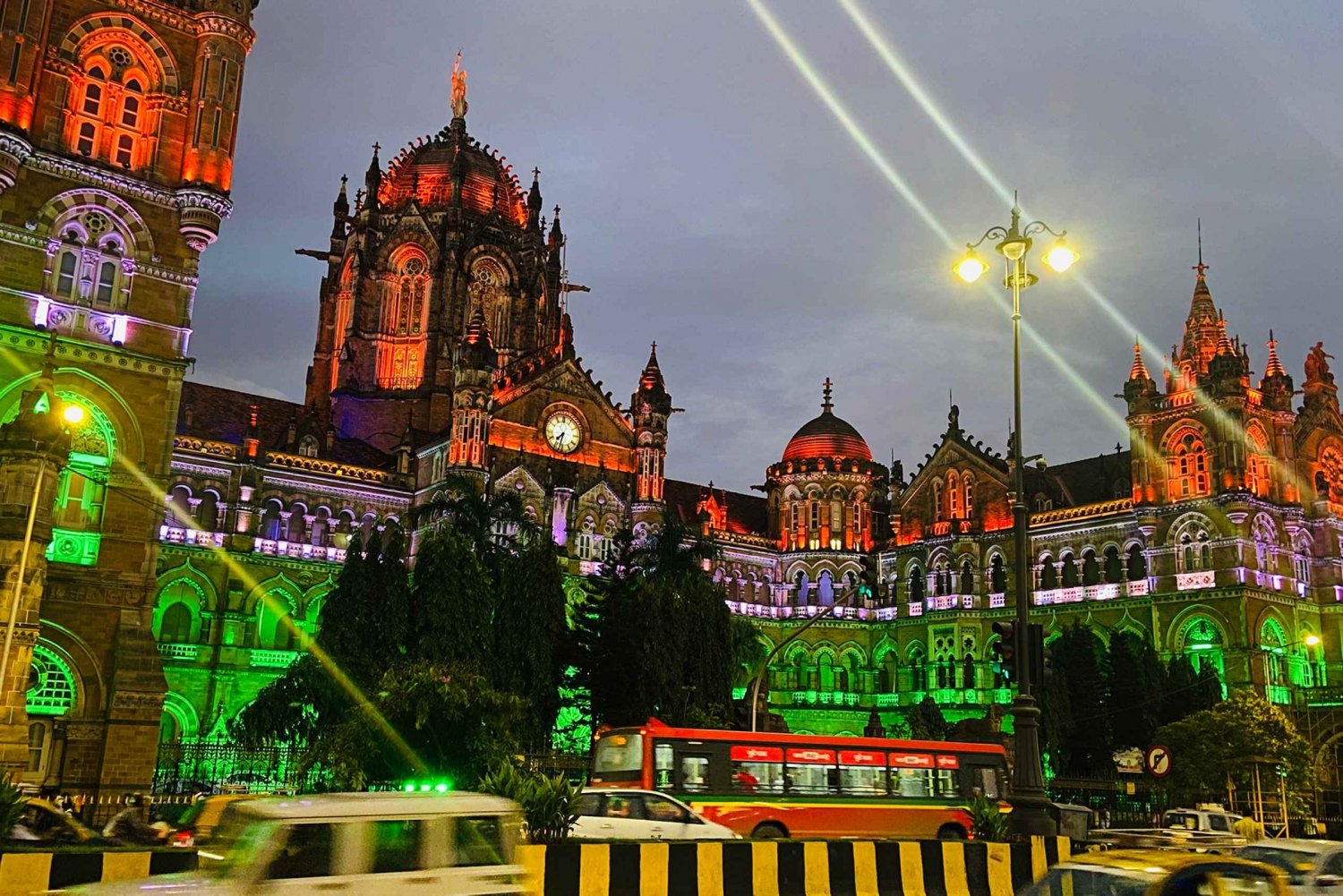 Mumbai: Night City Sightseeing with Dinner & Transport