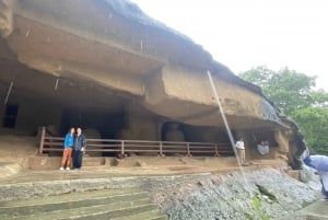 Bombaj: Prywatne jaskinie Kanheri z przewodnikiem i wycieczka po Bollywood.
