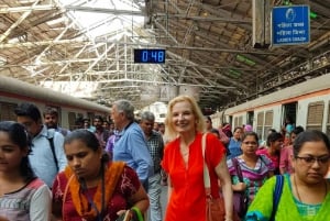 Mumbai: Private Sightseeing Tour and Slum Tour with a Local