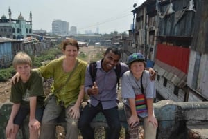 Mumbai: Private Sightseeing Tour and Slum Tour with a Local