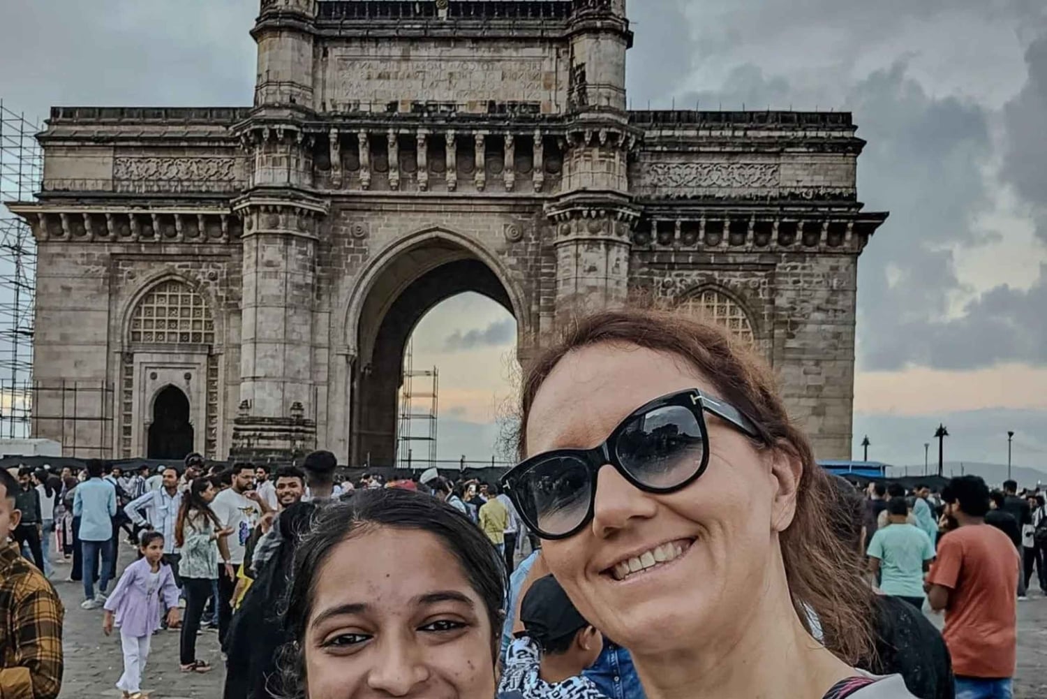 Mumbai: Private Sightseeing Tour & Slum Tour with a Local