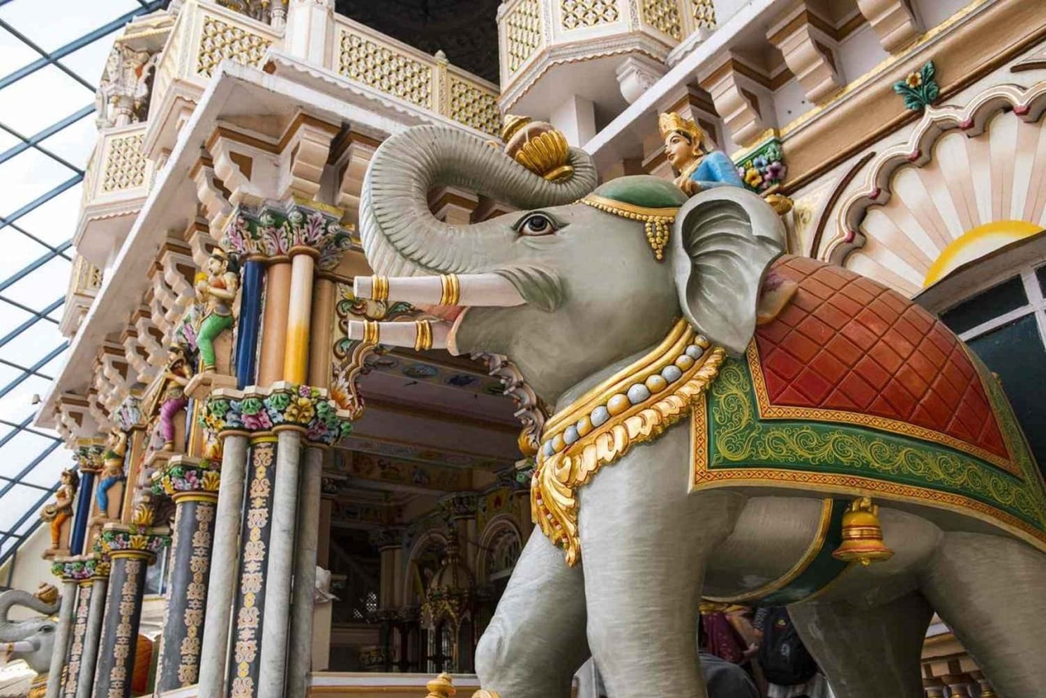 Mumbai: Private Sightseeing Tour & Slum Tour with a Local