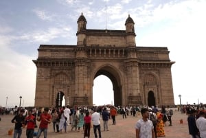 Mumbai: Private Sightseeing Tour & Slum Tour with a Local