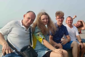 Mumbai: Private Sightseeing Tour & Slum Tour with a Local