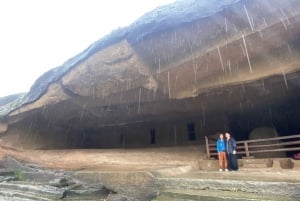 Mumbai: Excursión privada a las Cuevas de Kanheri y la Pagoda Dorada