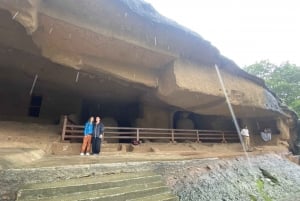 Bombaj: Prywatna wycieczka do jaskiń Kanheri i Złotej Pagody